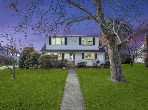 2 Preston Lane, Hicksville, NY 11801