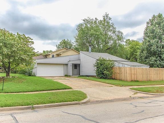 3rd image of 2100 Whiteoak Cir