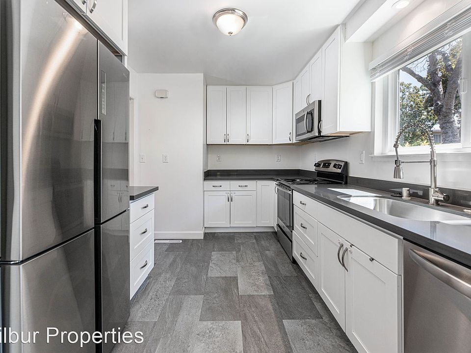 1st image of 800 University Ave APT 3