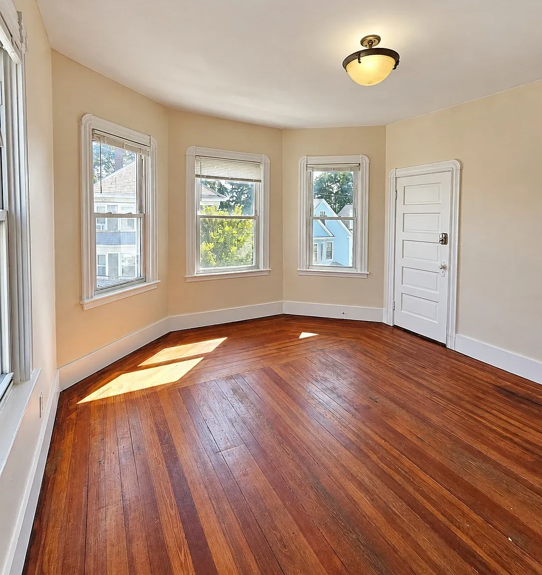 3 bed, 1.0 bath, 950 sqft, $1,600 — Photo 3