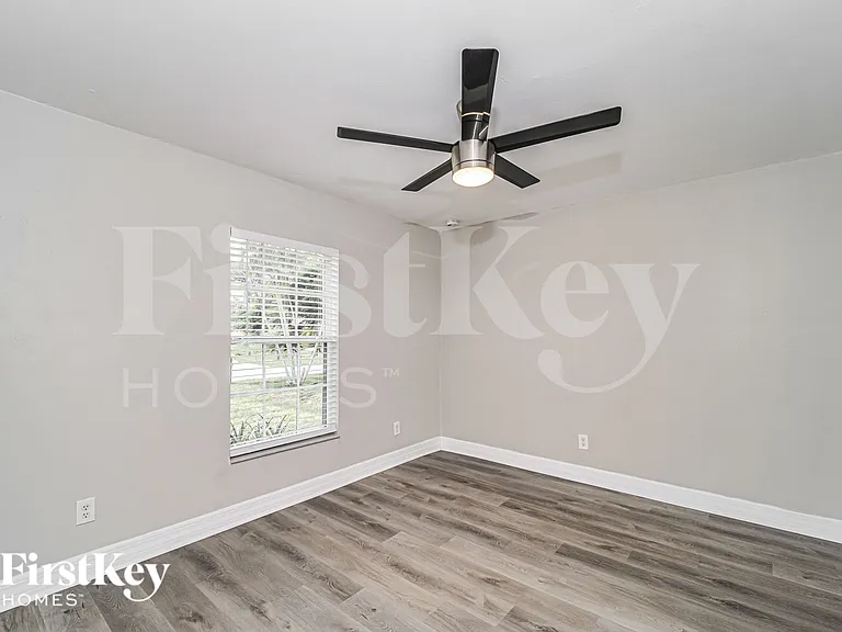 629 NE Juanita Ct — Photo 12