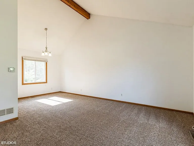 664 Regent Dr — Photo 2