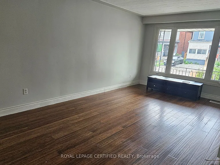 290 Balmoral Ave N — Photo 3