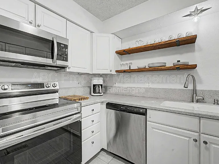 2 William Ln — Photo 2