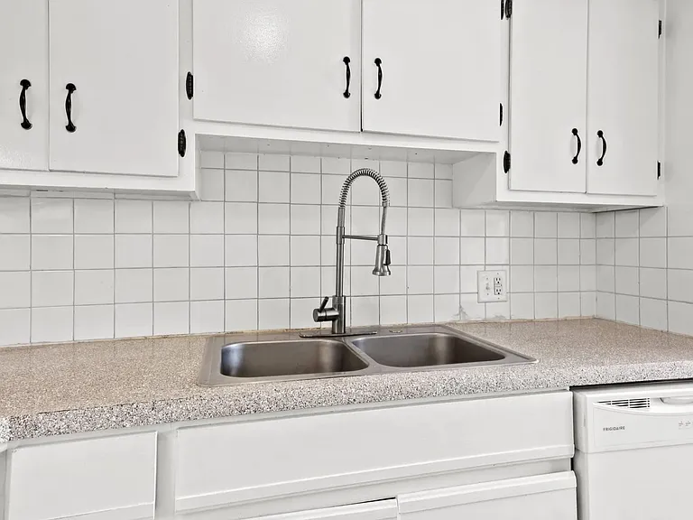 Park Ridge Apartments — Photo 76
