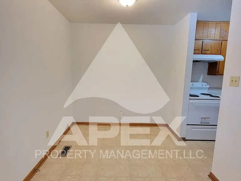 Elmwood Apartments — Photo 6