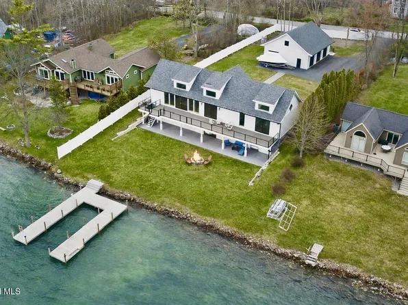 21 Mossy Point Road, Ticonderoga, NY 12883