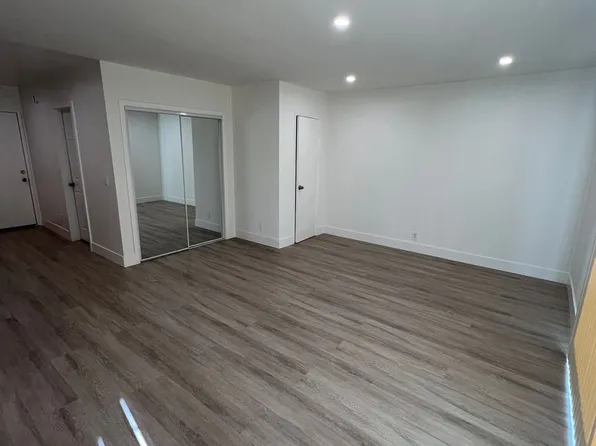 1 Month Free! Renovated Units in Central Van Nuys, 7461 Hazeltine Ave #26, Van Nuys, CA 91405
