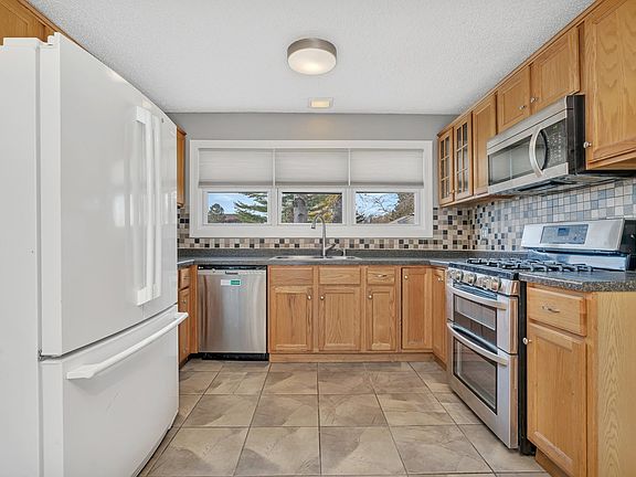 3rd image of 16209 Fox Ct