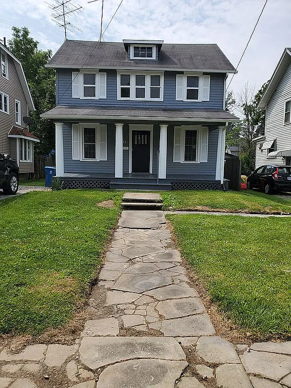1023 W 11th St photo 1