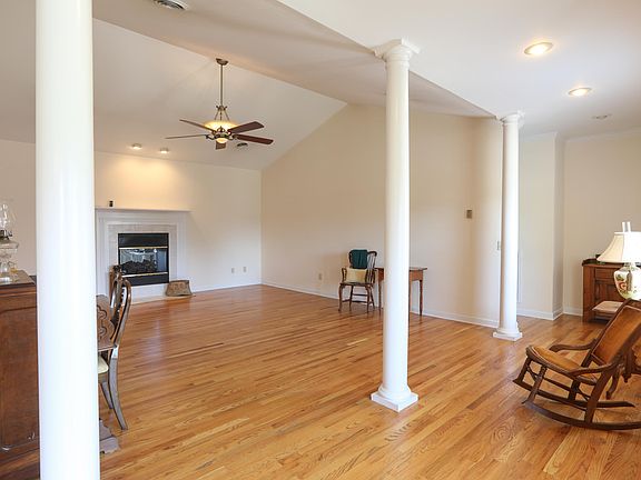4th image of 219 Emerald Chase Cir
