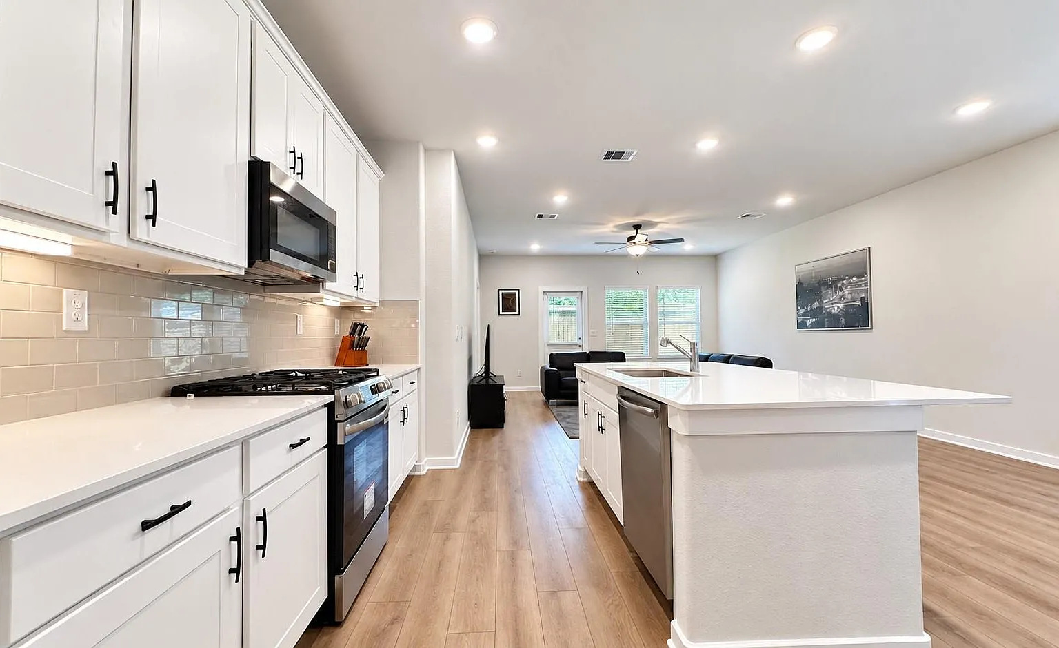 4 bed, 2.5 bath, 1849 sqft, $2,300 — Photo 3