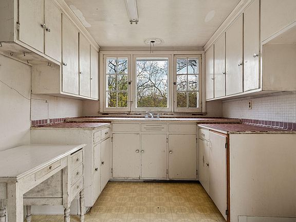 5th image of 2203 Hickman Rd