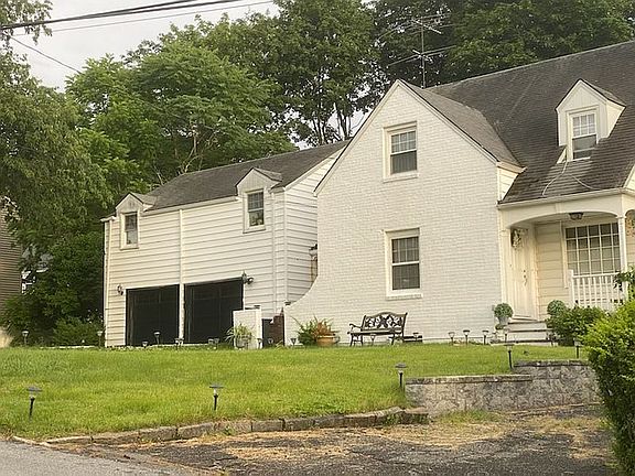 3rd image of 161 Alexander Ave