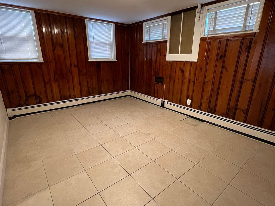 2nd image of 1915 Hering Ave #1