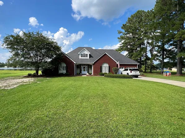 463 Woodlake Cir, Douglas, GA 31535