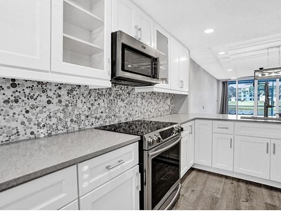 3rd image of 9230 Lagoon Pl APT 114