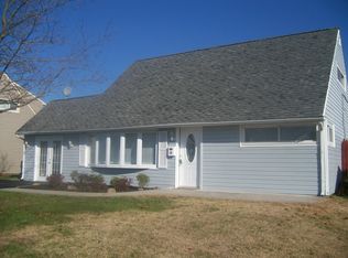 18 Middle Rd, Levittown, PA 19056