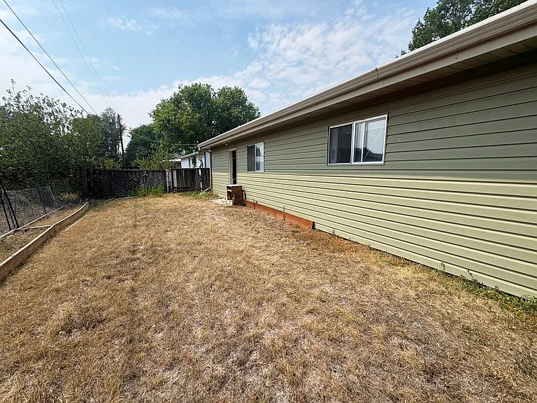 920 & 920-1/2 Crist Dr — Photo 12