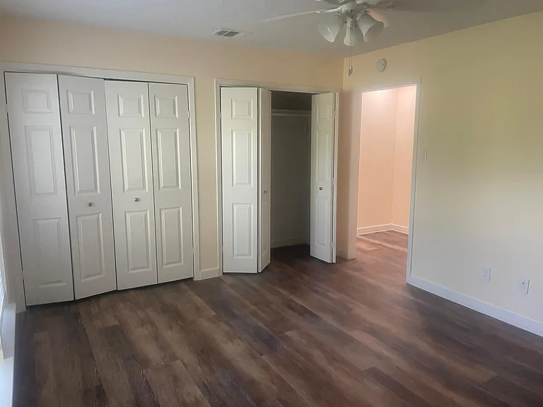 Master bedroom w double closet & entry nook