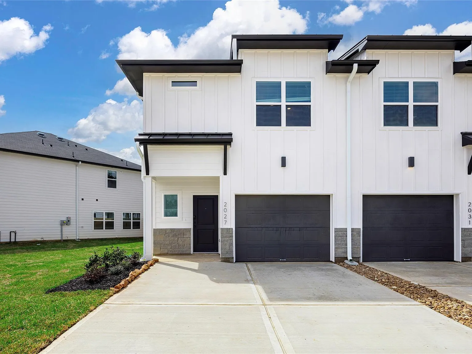3 bed, 2.5 bath, 1557 sqft, $1,799 — Photo 2