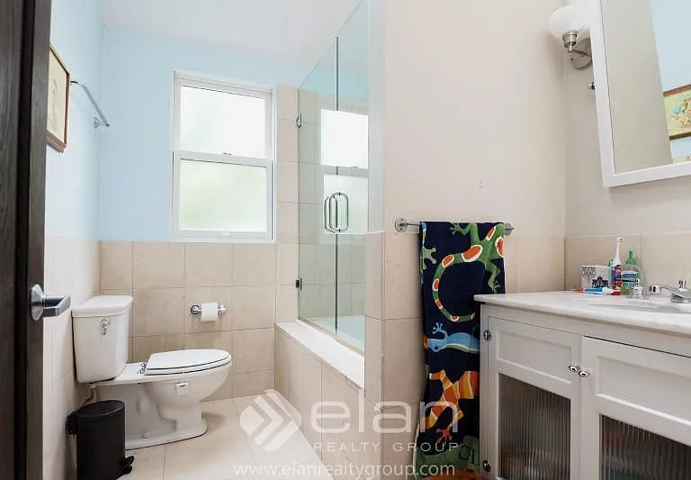 1851 W Larchmont Ave — Photo 14