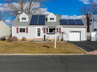 1029 N Erie Ave, Lindenhurst, NY 11757