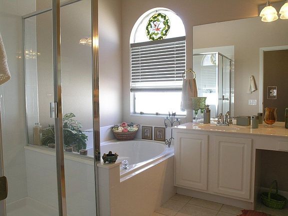 MASTER BATH WITH SHOWER AND GARDEN TUB