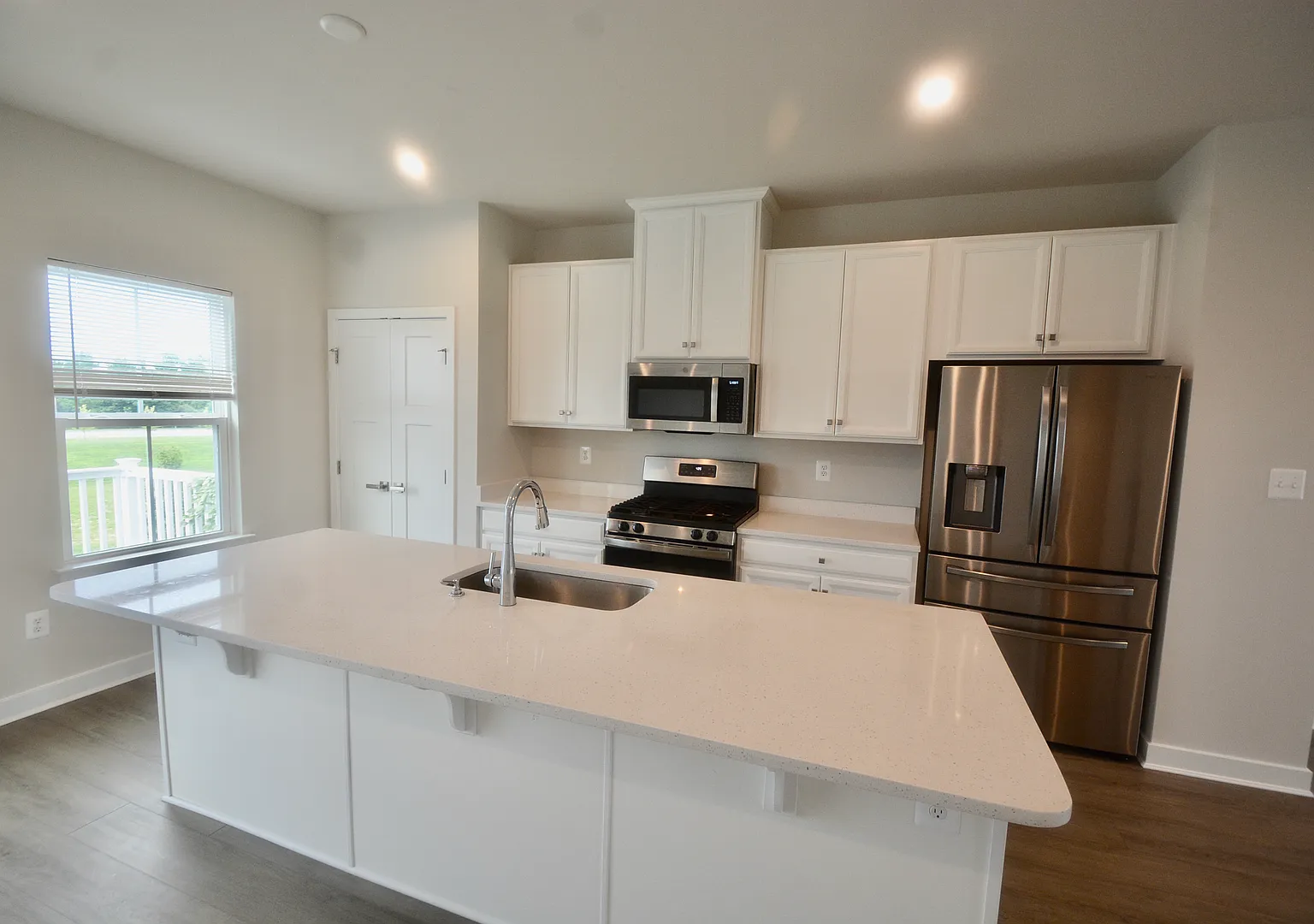 A Beautiful New 3 Bedroom Townhouse — Photo 4