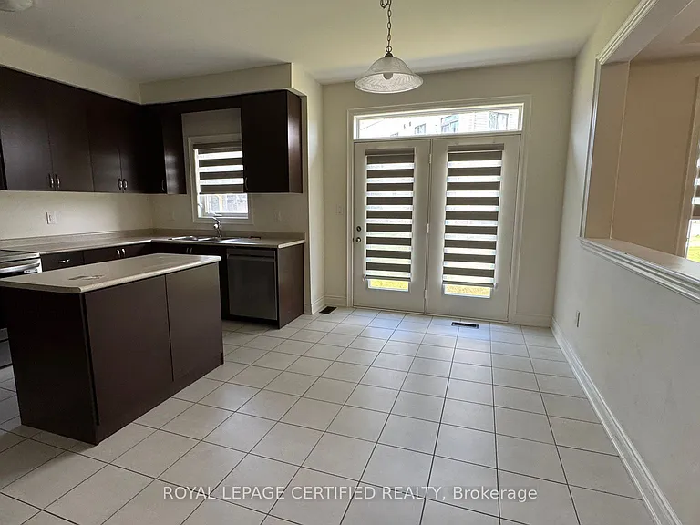 172 Bloomfield Cres — Photo 3