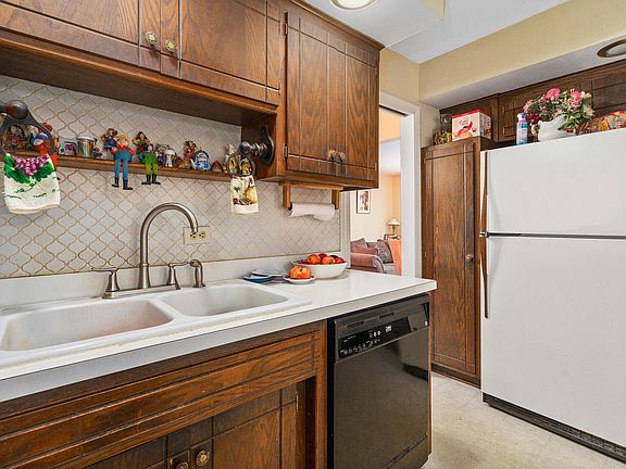 5th image of 18350 Carpenter St