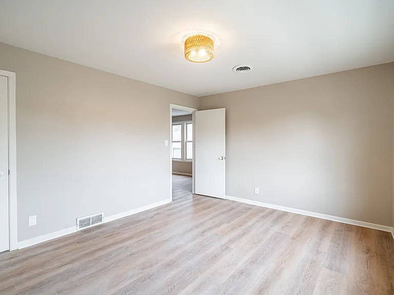 305 E Clarence St #A — Photo 8