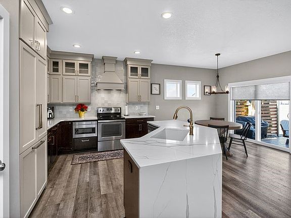 4th image of 555 NE Meridian Dr