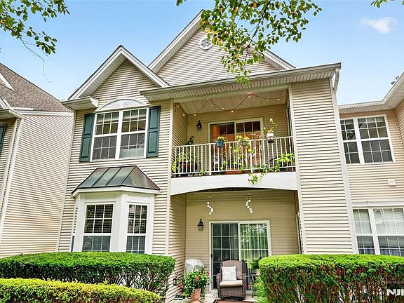 3rd image of 486 Cambridge Dr