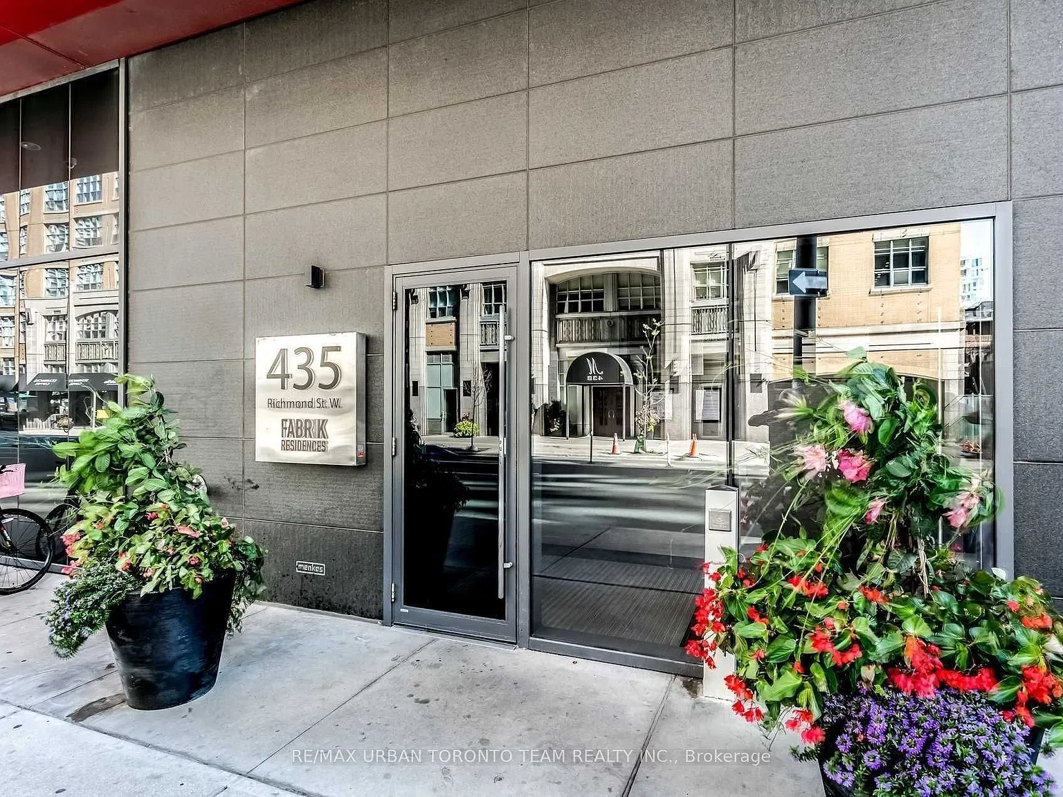 435 Richmond St W — Photo 1