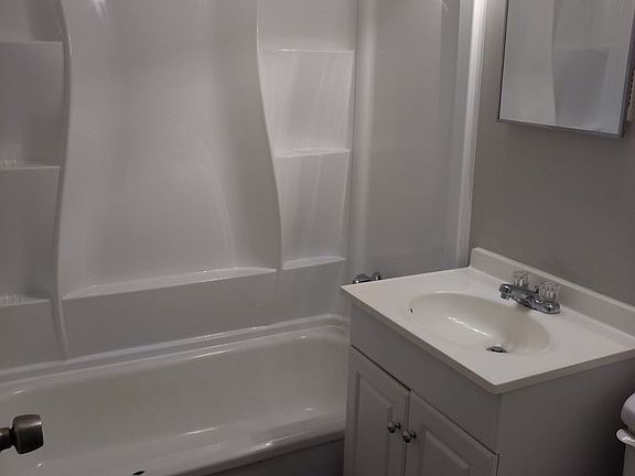 4th image of 109 S Elm Ave