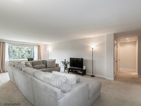 4th image of 2812 E Bel Aire Dr APT 303