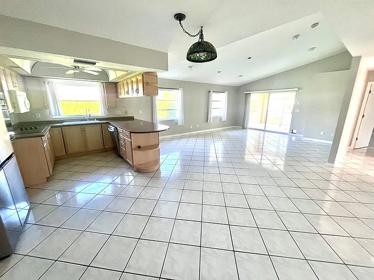 1385 Illinois Dr — Photo 12