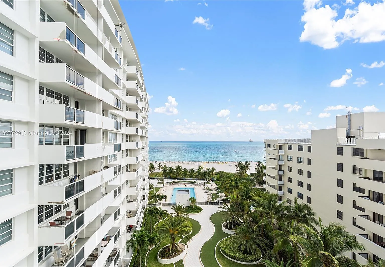 The Decoplage Condo — Photo 1