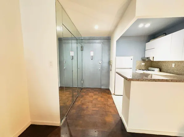 209 East 56th Street image 29 of 34