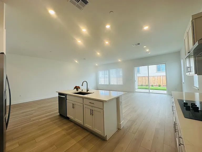 527 E Fiorino St — Photo 18