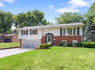 1726 E Rosehill Dr, Arlington Heights, IL 60004