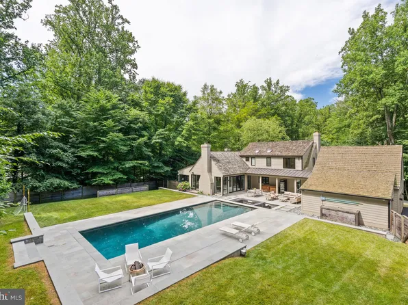 8805 Bellwood Rd, Bethesda, MD 20817