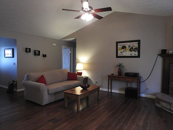 2nd image of 925 Holly Ct