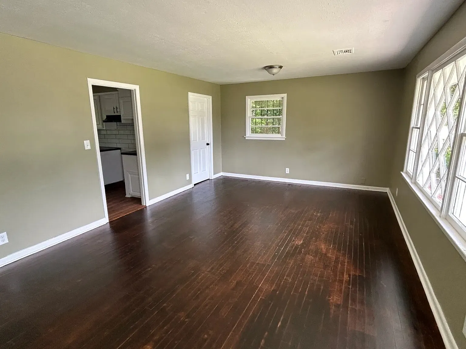 3 bed, 1200 sqft, $1,400 — Photo 2