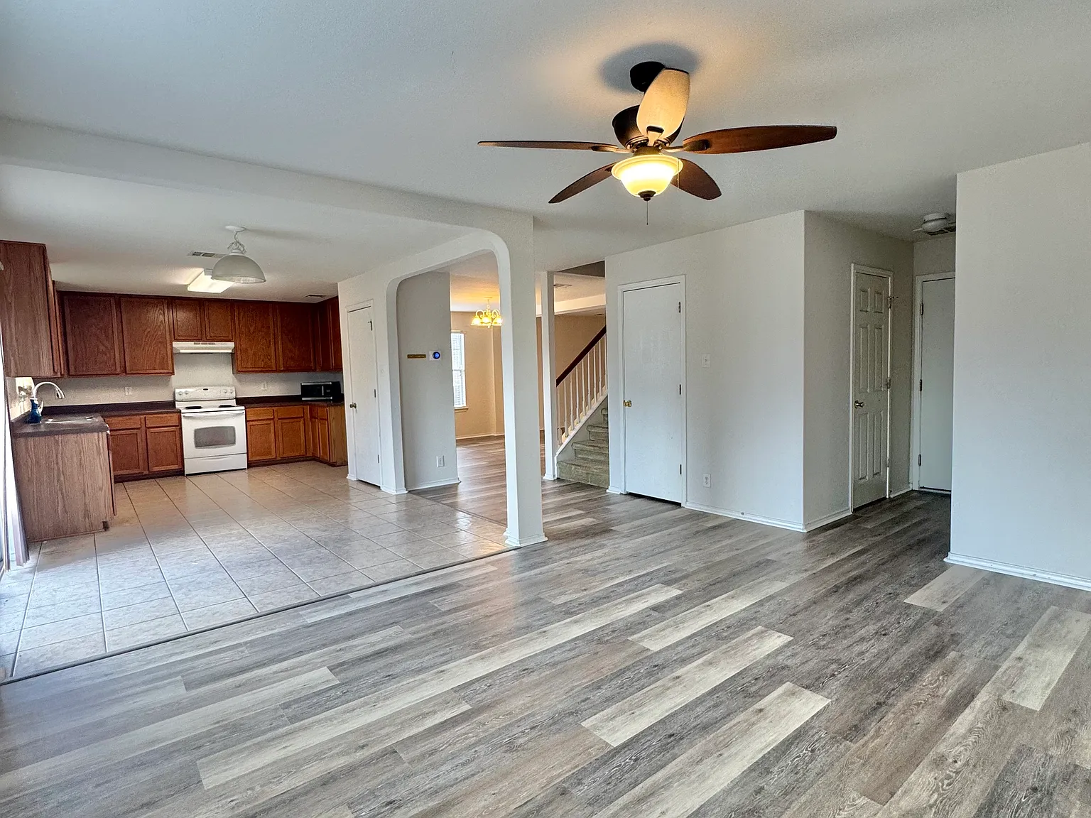 4 bed, 2500 sqft, $2,099 — Photo 4