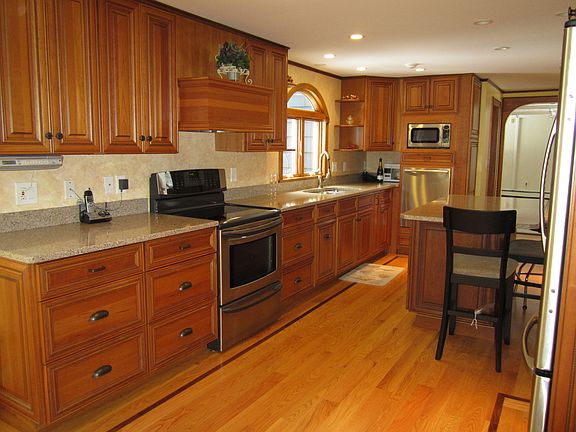 2nd image of 585 Essex St