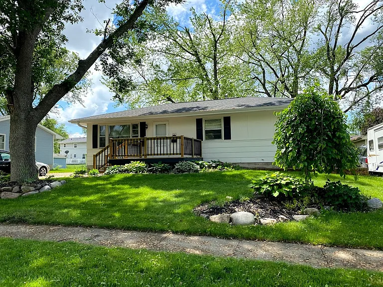 206 NE Sherman Dr — Photo 1
