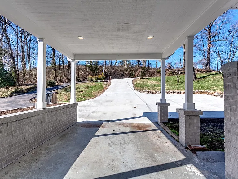 1518 Cliffside Ln — Photo 2