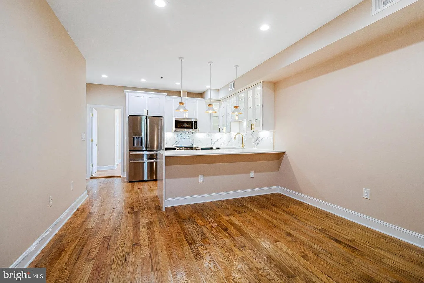 2 bed, 1.0 bath, 718 sqft, $1,950 — Photo 3